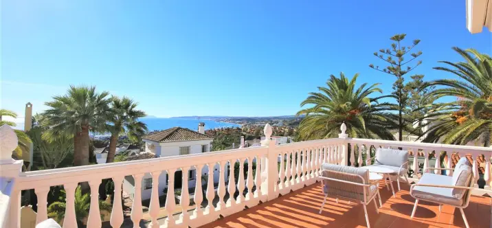 Short-term rent of detached villa in Estepona 0