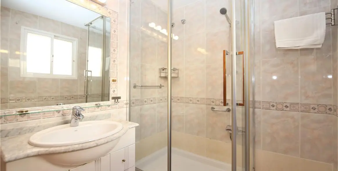 Short-term rent of detached villa in Estepona 8