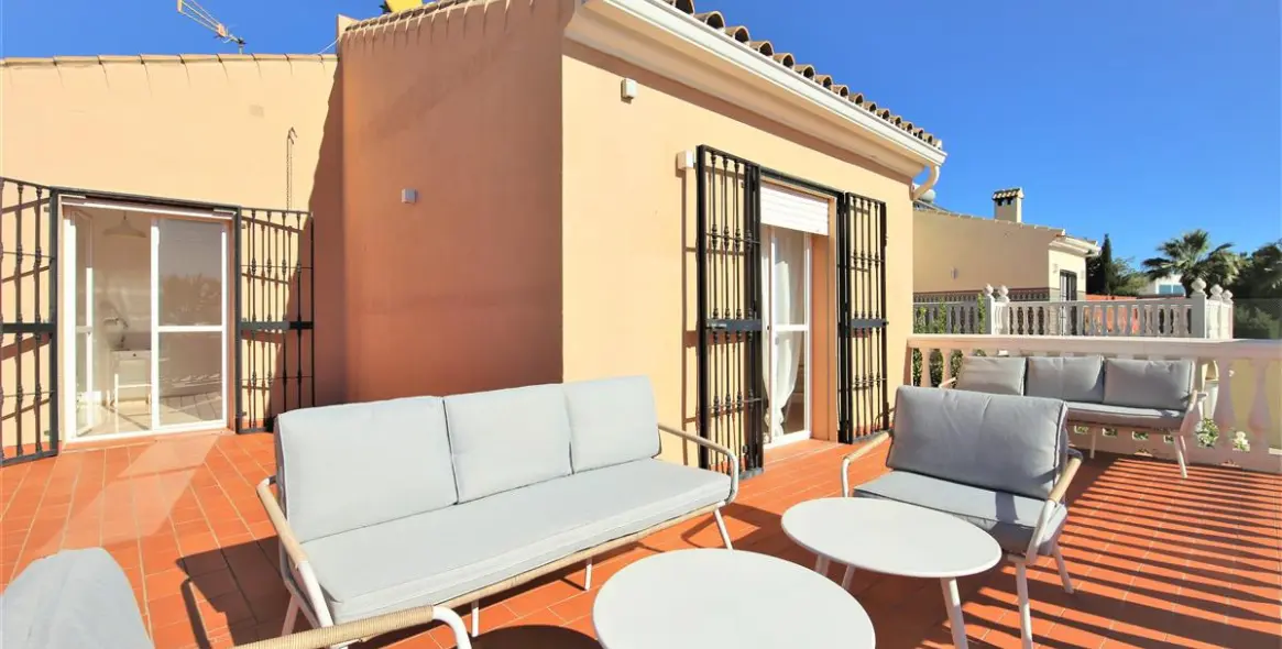 Short-term rent of detached villa in Estepona 19