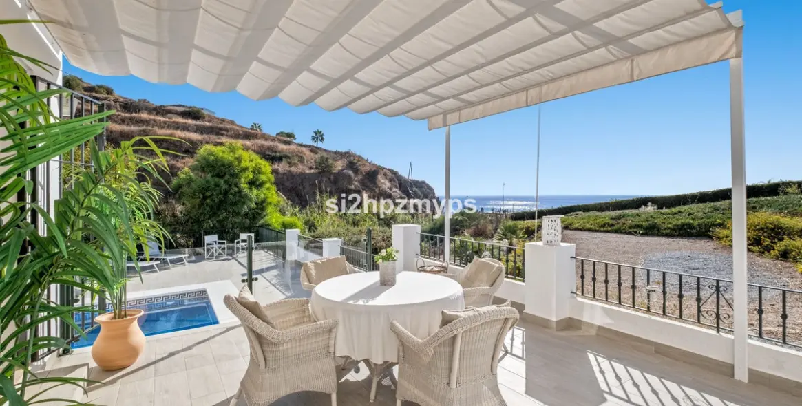 Sale of detached villa in Torrox 1