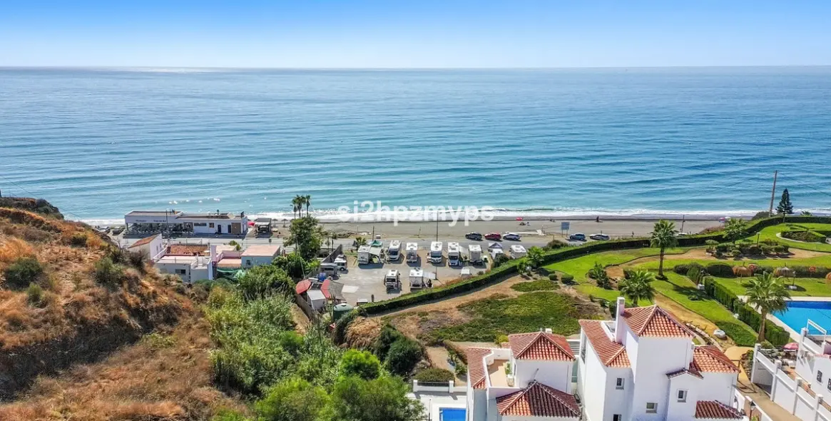 Sale of detached villa in Torrox 40