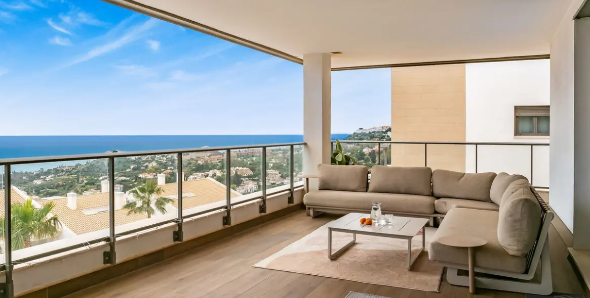Sale of middle floor apartment in Benalmadena Costa 2