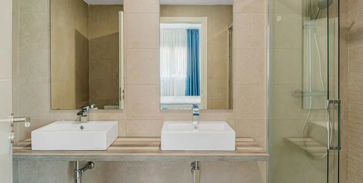 Sale of middle floor apartment in Benalmadena Costa 24