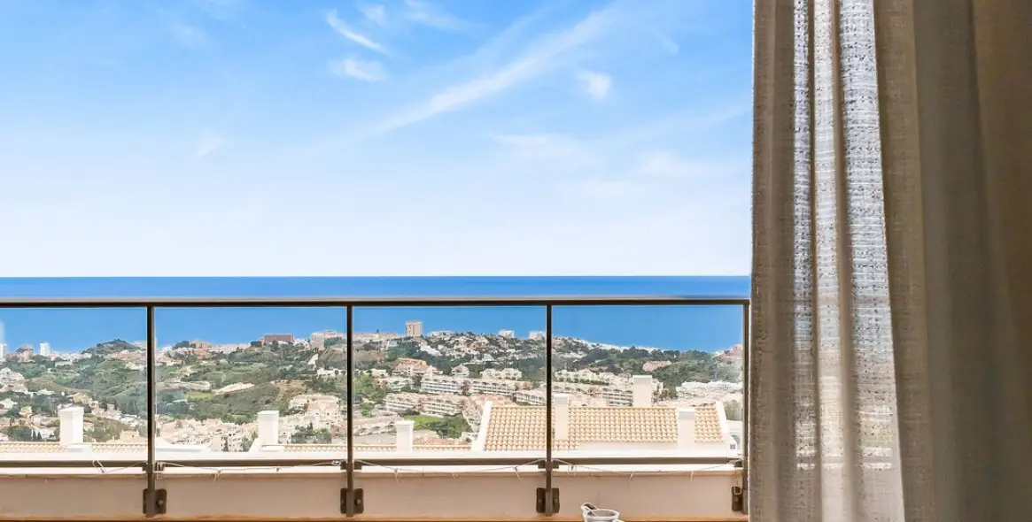 Sale of middle floor apartment in Benalmadena Costa 28