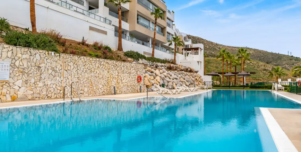 Sale of middle floor apartment in Benalmadena Costa 32