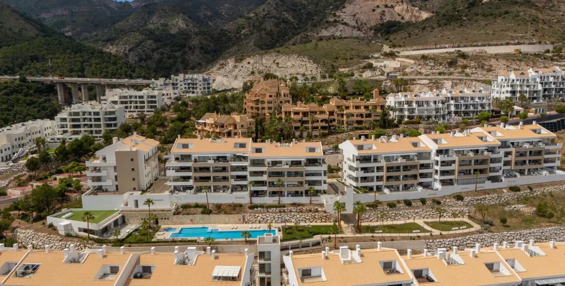 Sale of middle floor apartment in Benalmadena Costa 40
