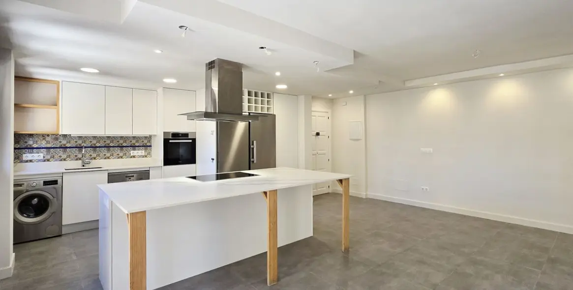 Sale of middle floor apartment in Málaga Centro 11