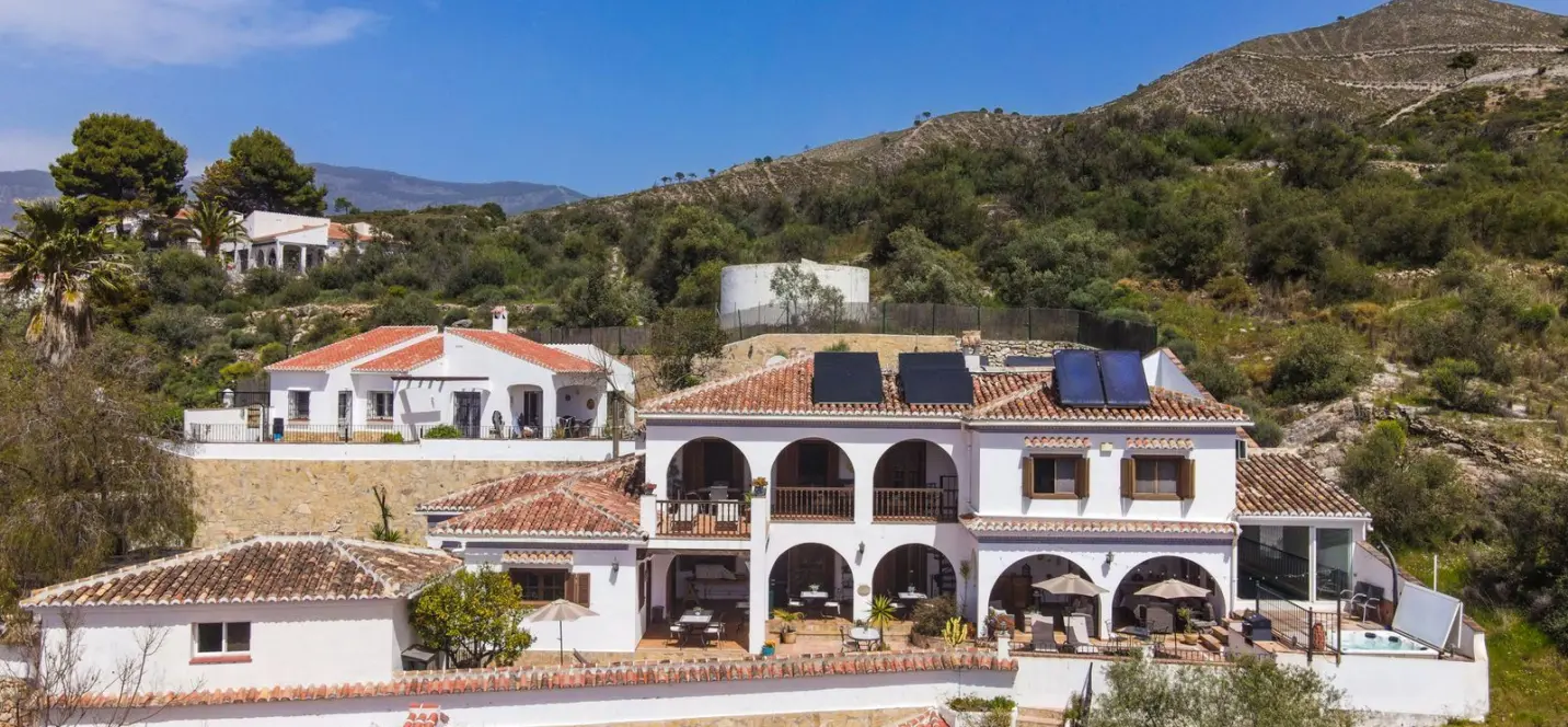 Sale of detached villa in Cómpeta 0