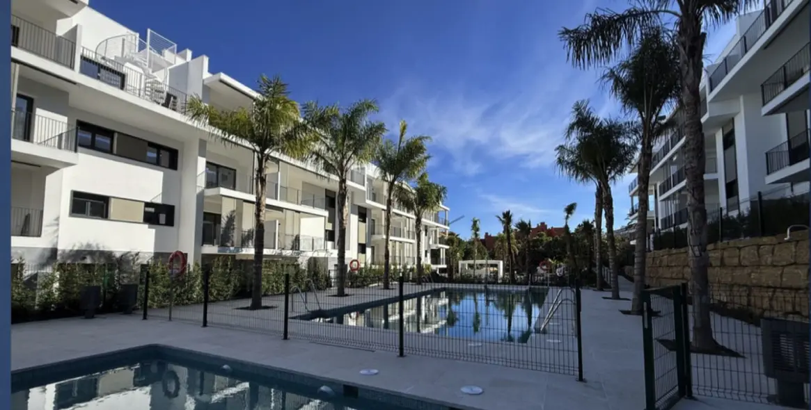 Sale of middle floor apartment in Estepona 1