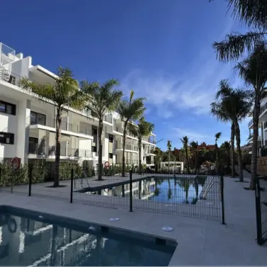 Sale of middle floor apartment in Estepona