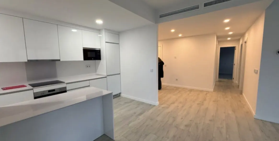 Sale of middle floor apartment in Estepona 2