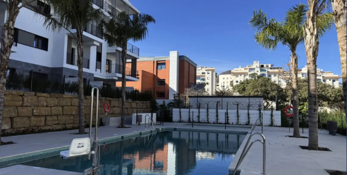 Sale of middle floor apartment in Estepona 15