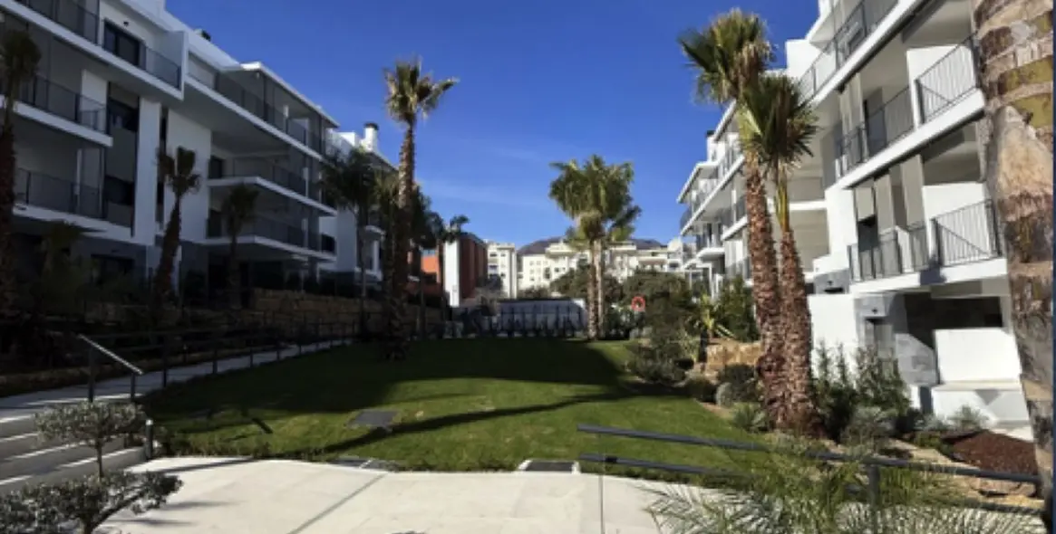 Sale of middle floor apartment in Estepona 20