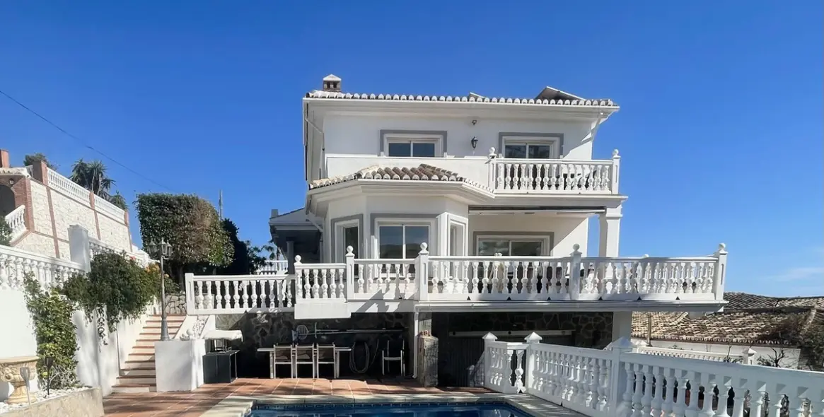 Sale of detached villa in El Chaparral 2