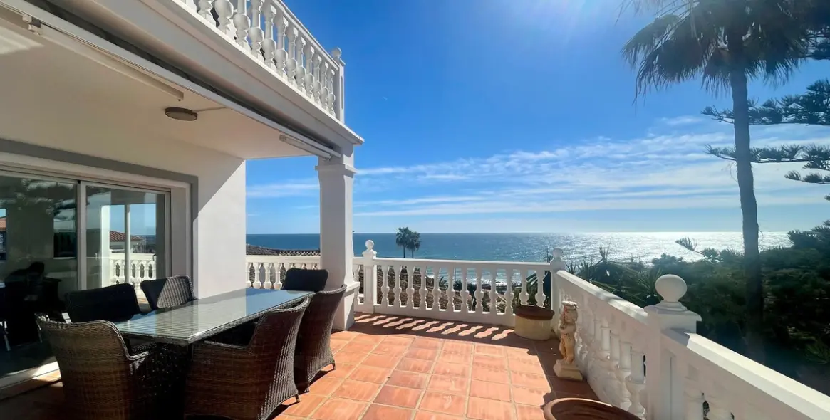 Sale of detached villa in El Chaparral 3