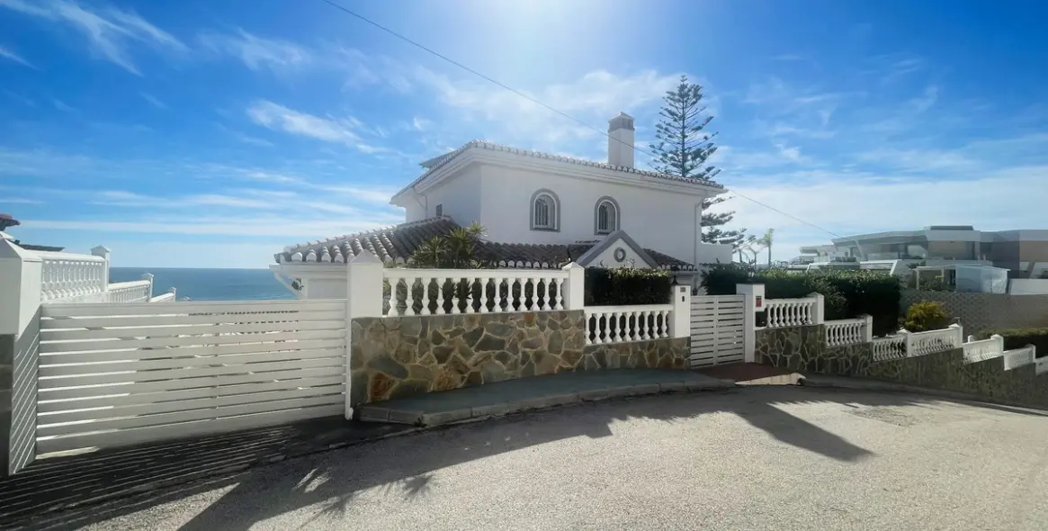 Sale of detached villa in El Chaparral 7