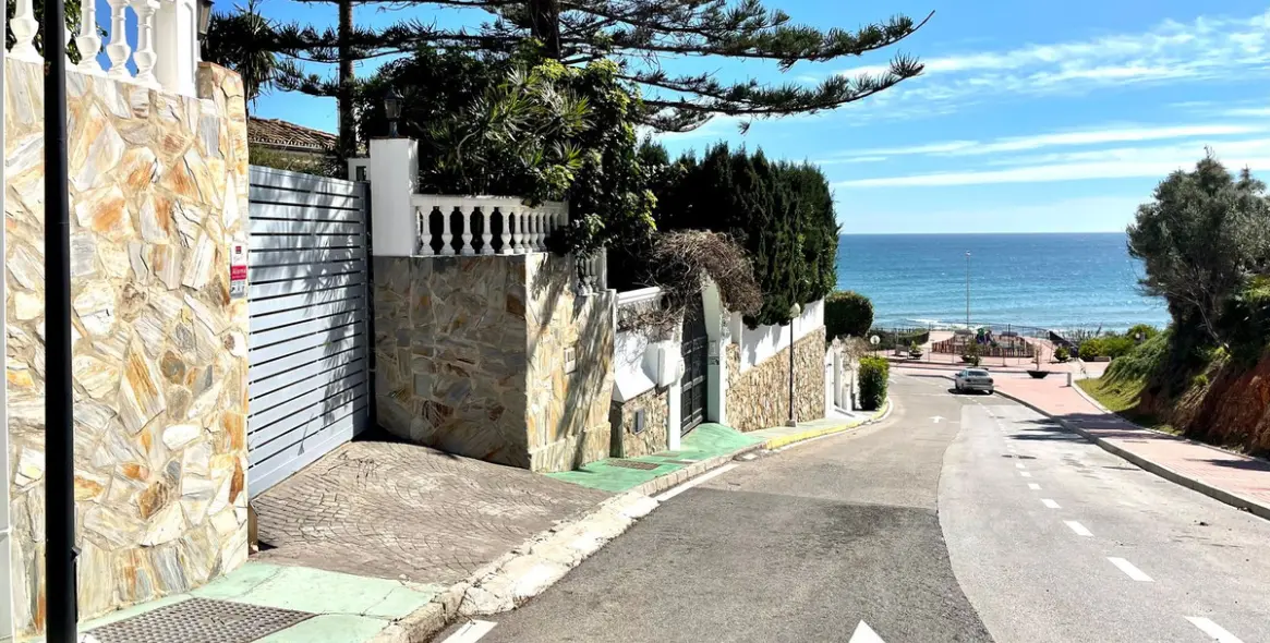 Sale of detached villa in El Chaparral 8