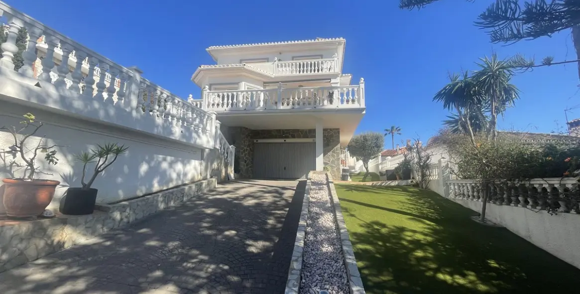 Sale of detached villa in El Chaparral 9