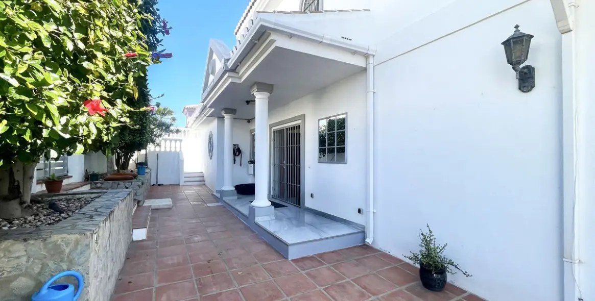 Sale of detached villa in El Chaparral 10
