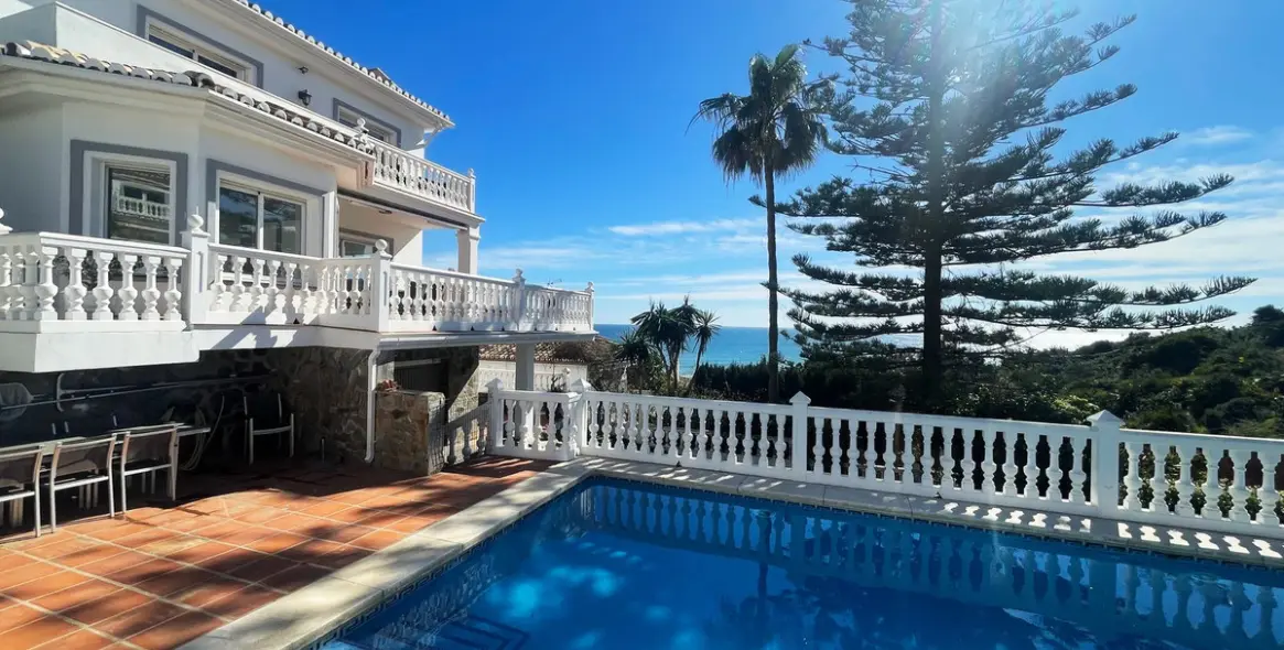 Sale of detached villa in El Chaparral 11