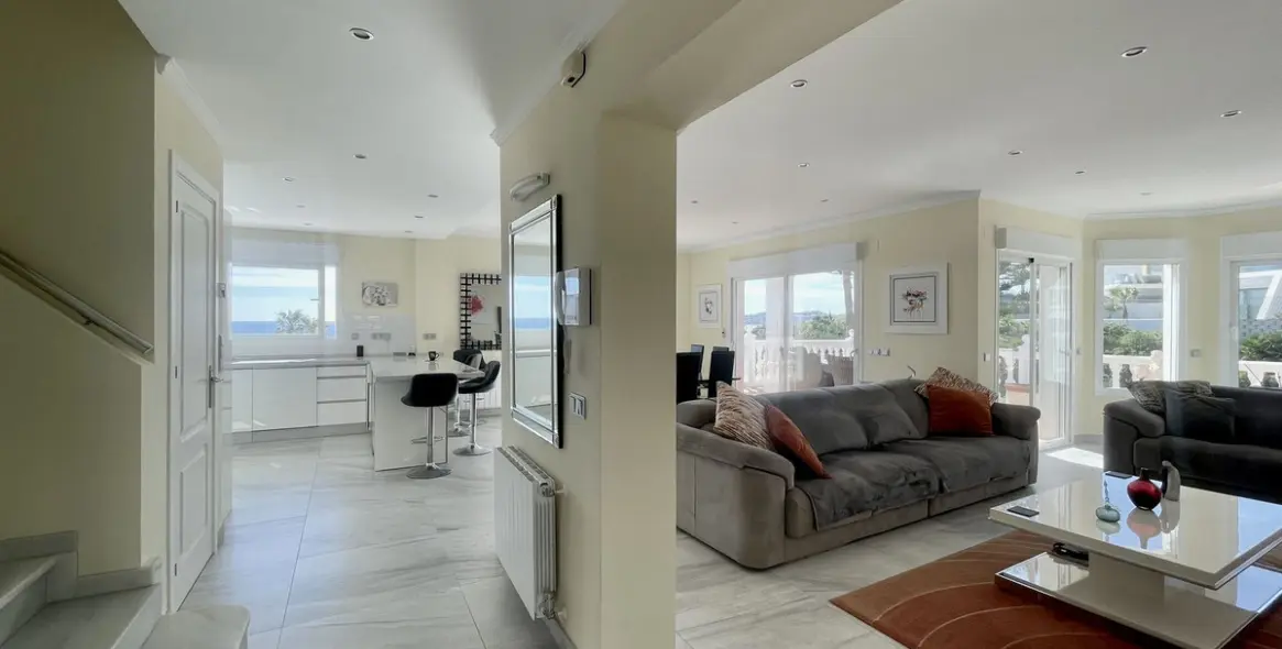 Sale of detached villa in El Chaparral 13