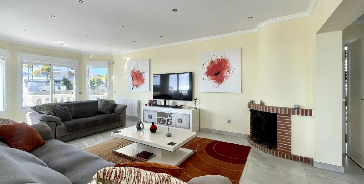 Sale of detached villa in El Chaparral 15