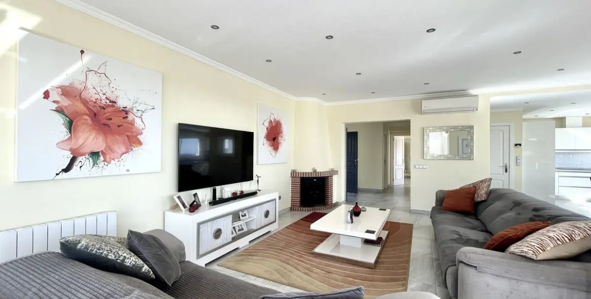 Sale of detached villa in El Chaparral 16