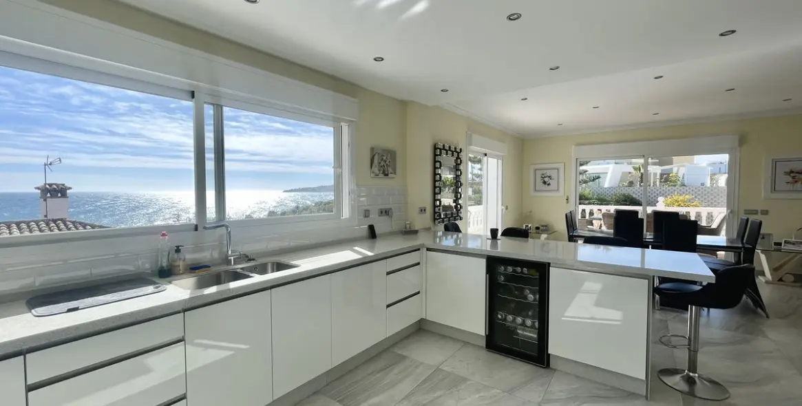 Sale of detached villa in El Chaparral 18