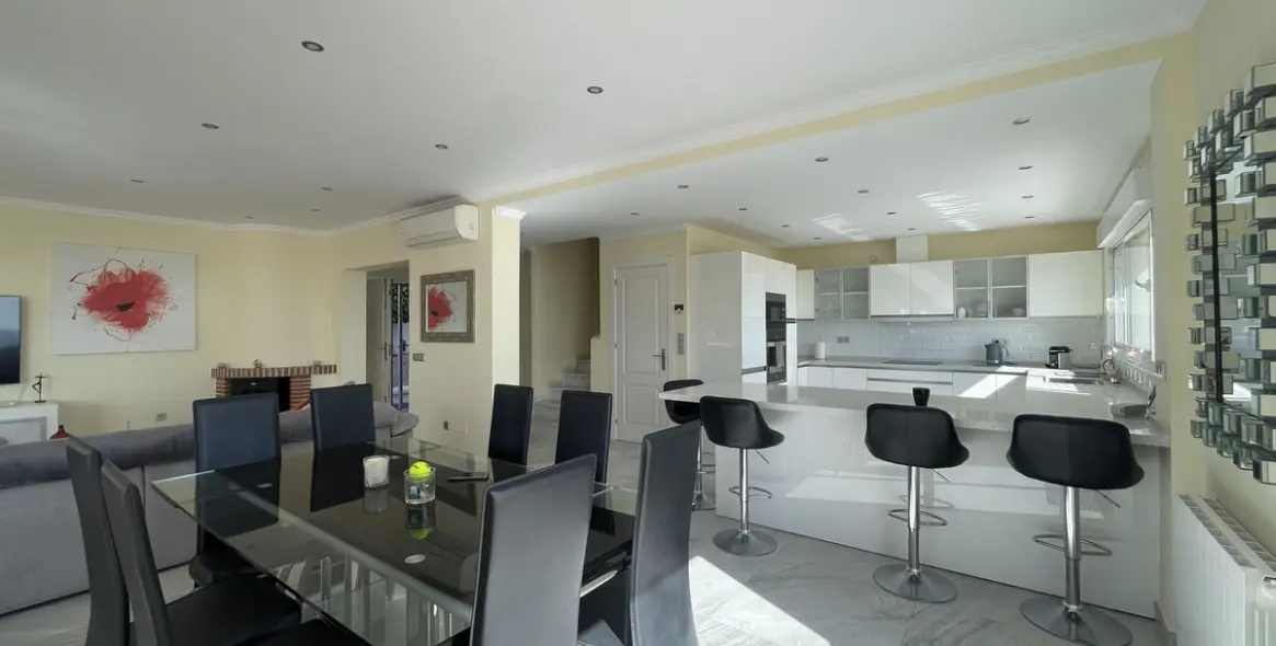 Sale of detached villa in El Chaparral 21