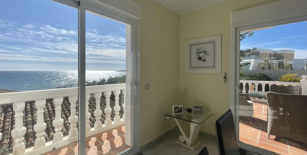 Sale of detached villa in El Chaparral 22