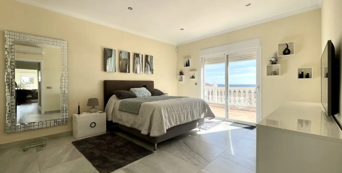 Sale of detached villa in El Chaparral 25
