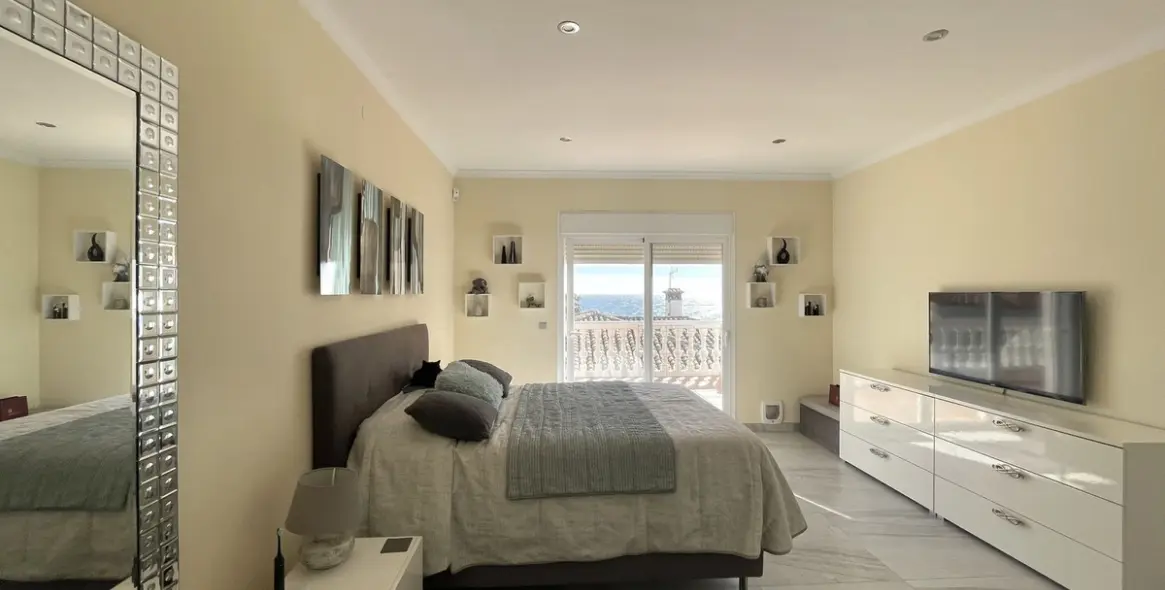 Sale of detached villa in El Chaparral 26