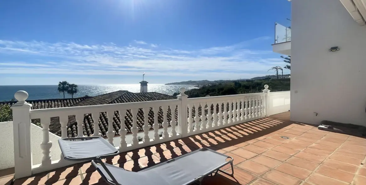 Sale of detached villa in El Chaparral 28