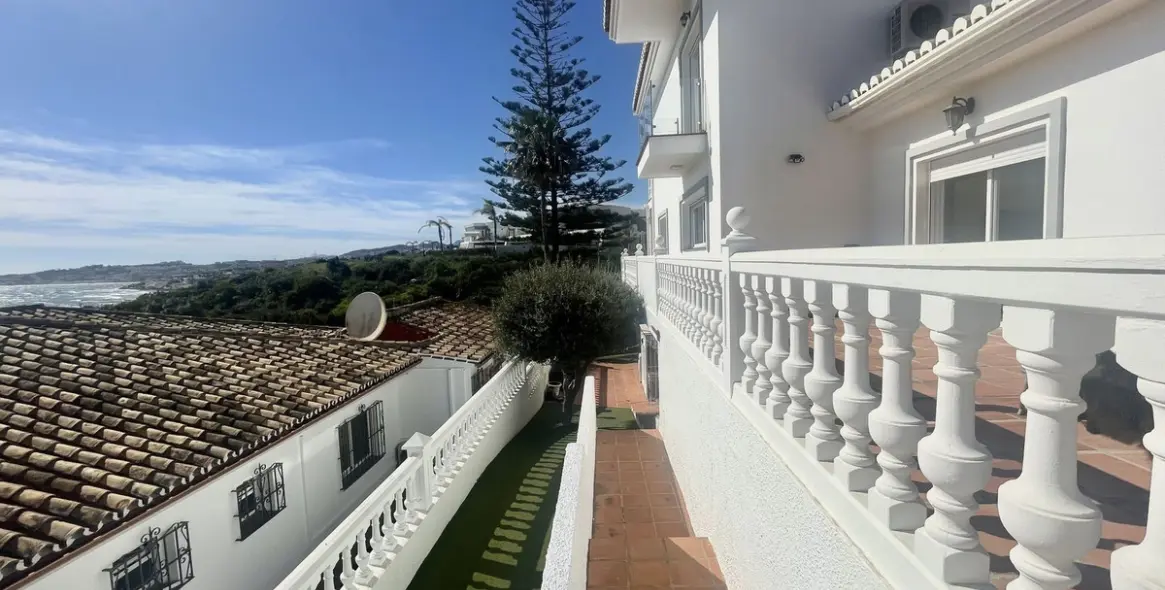 Sale of detached villa in El Chaparral 32