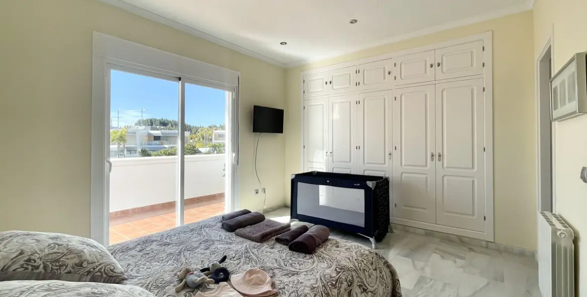 Sale of detached villa in El Chaparral 35