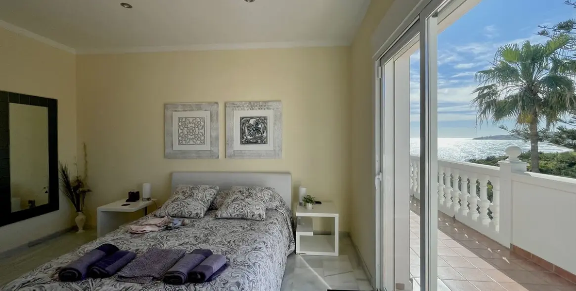 Sale of detached villa in El Chaparral 36