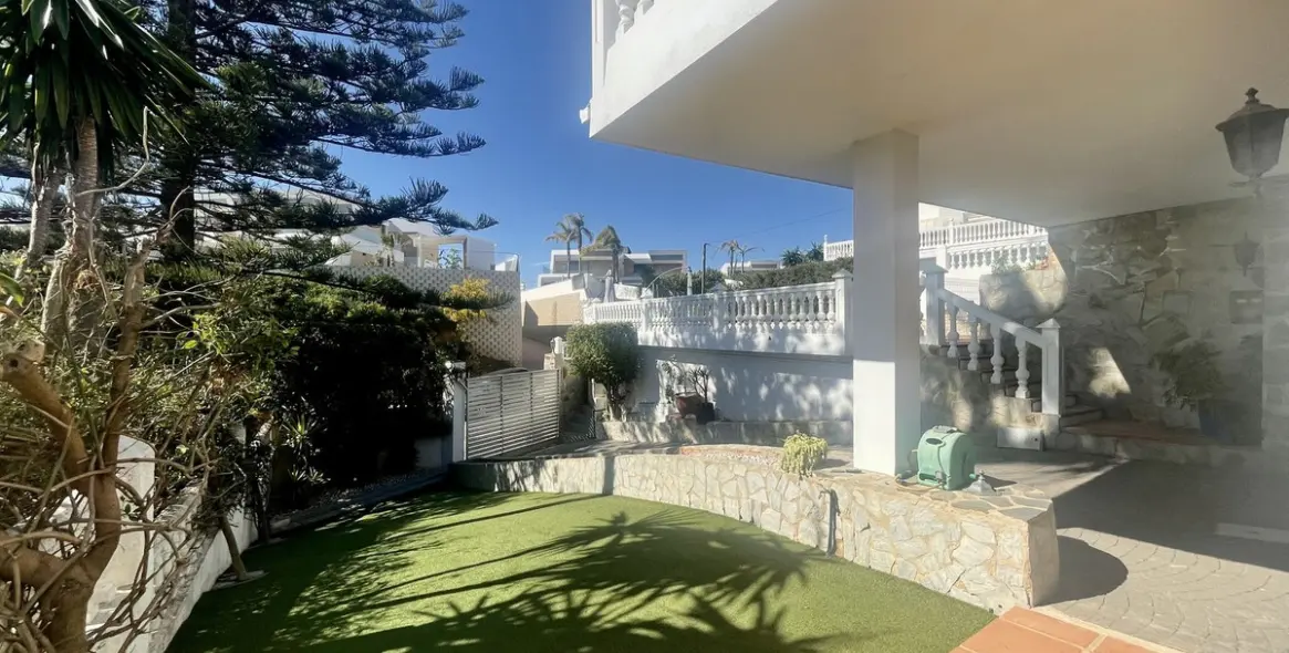 Sale of detached villa in El Chaparral 38