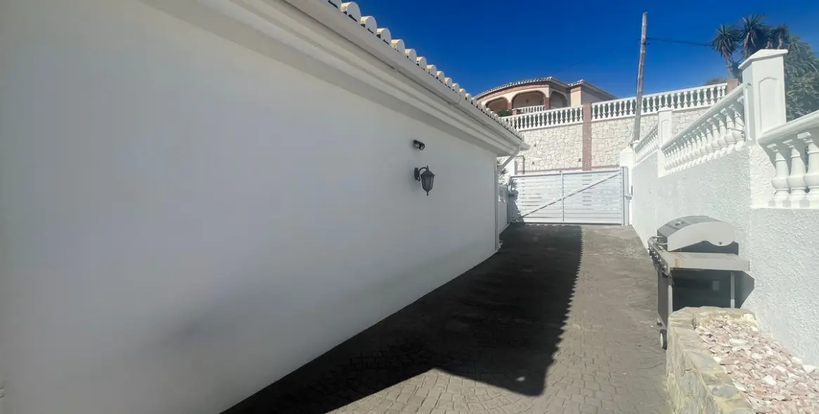 Sale of detached villa in El Chaparral 39