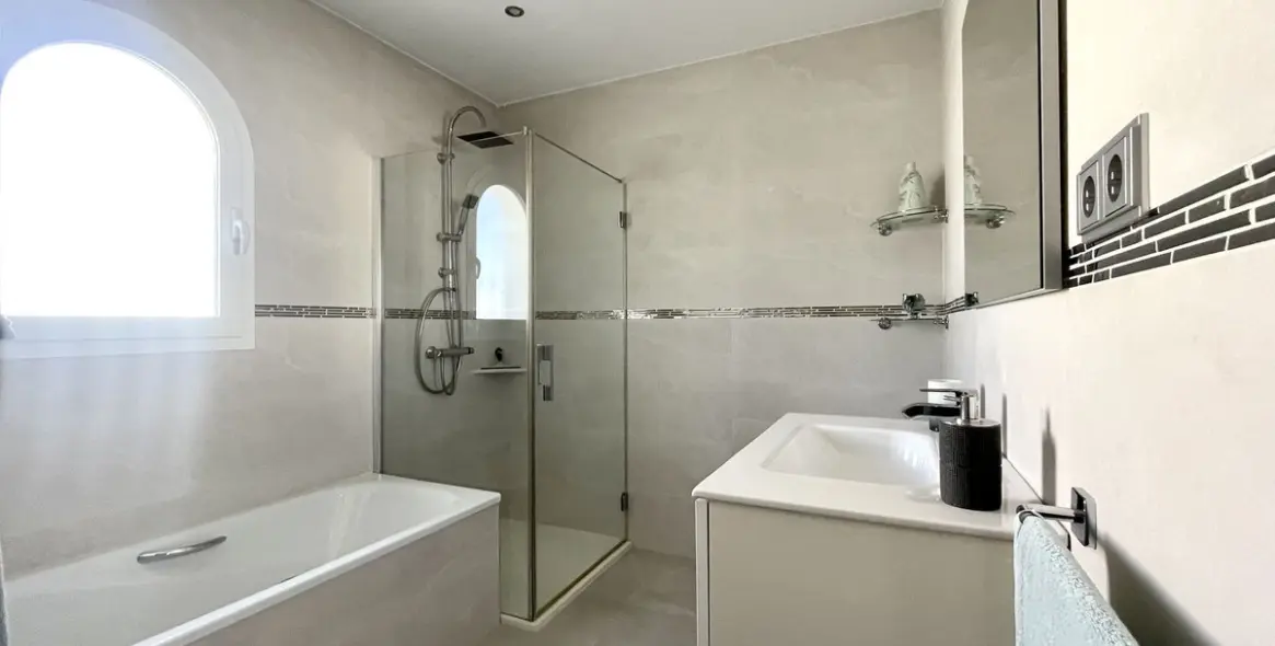 Sale of detached villa in El Chaparral 41
