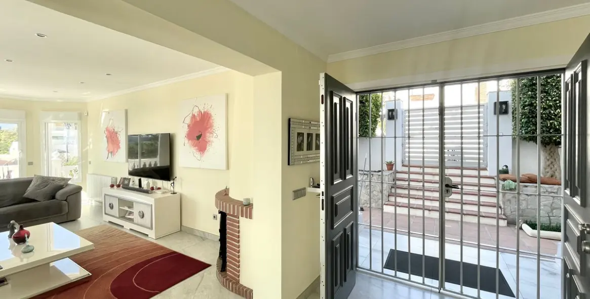 Sale of detached villa in El Chaparral 50