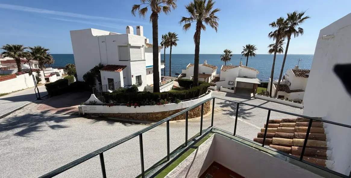 Sale of townhouse in Calahonda 2