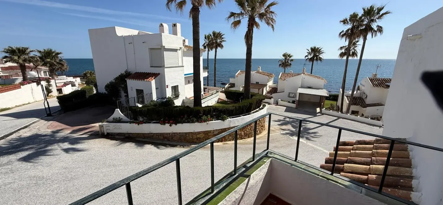 Sale of townhouse in Calahonda 1
