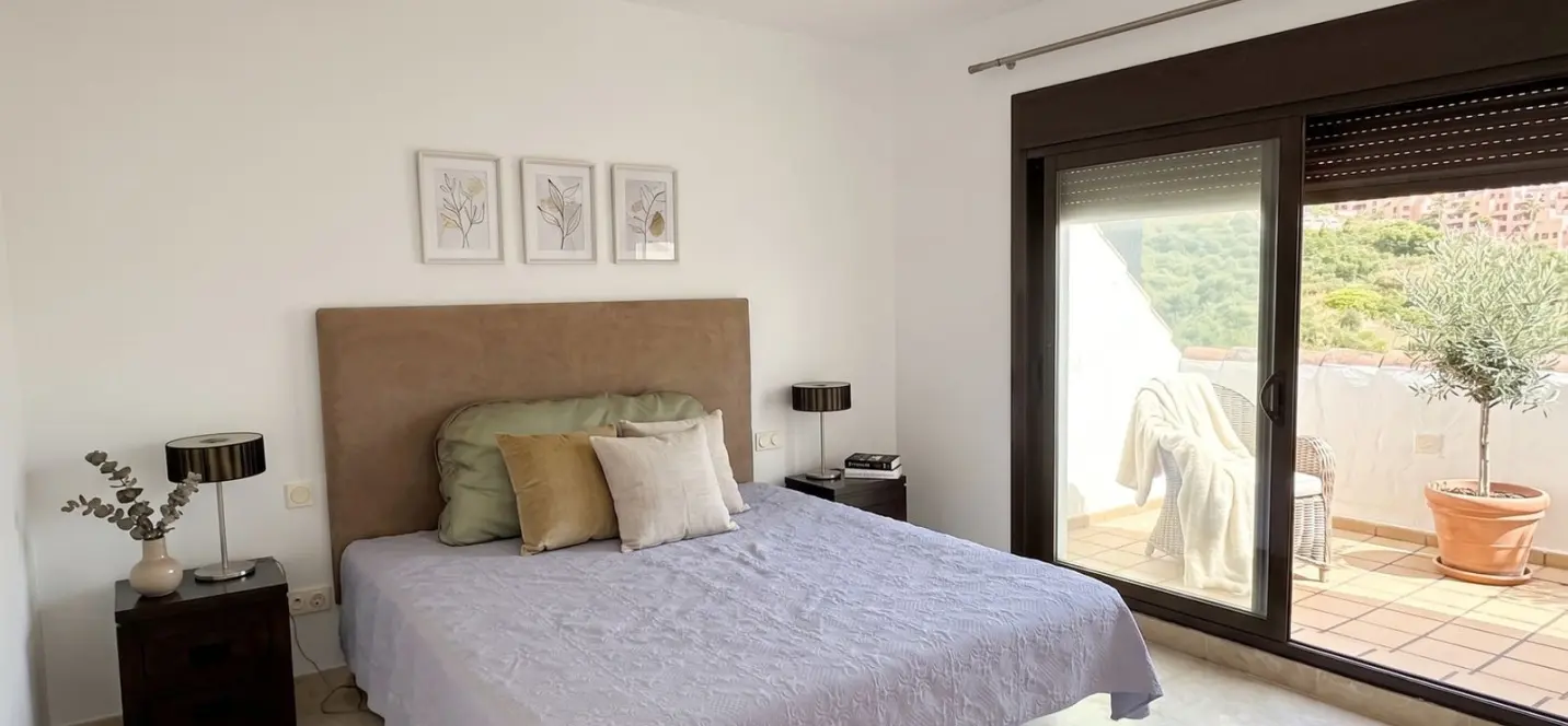 Sale of penthouse in La Duquesa 4