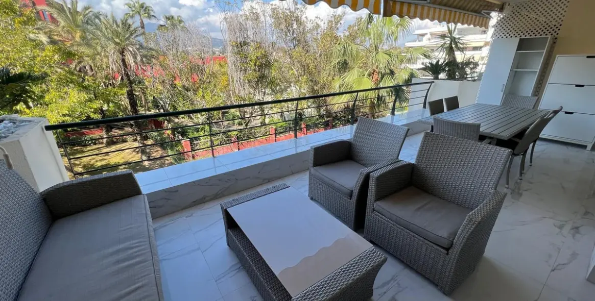Sale of middle floor apartment in San Pedro de Alcántara 2