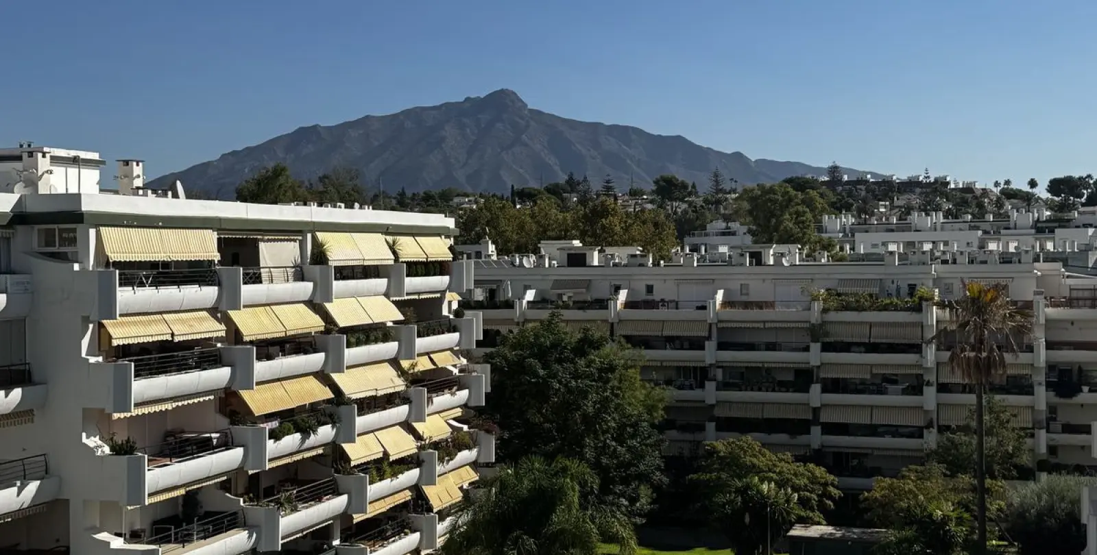 Venta de apartamento en planta media en San Pedro de Alcántara 1