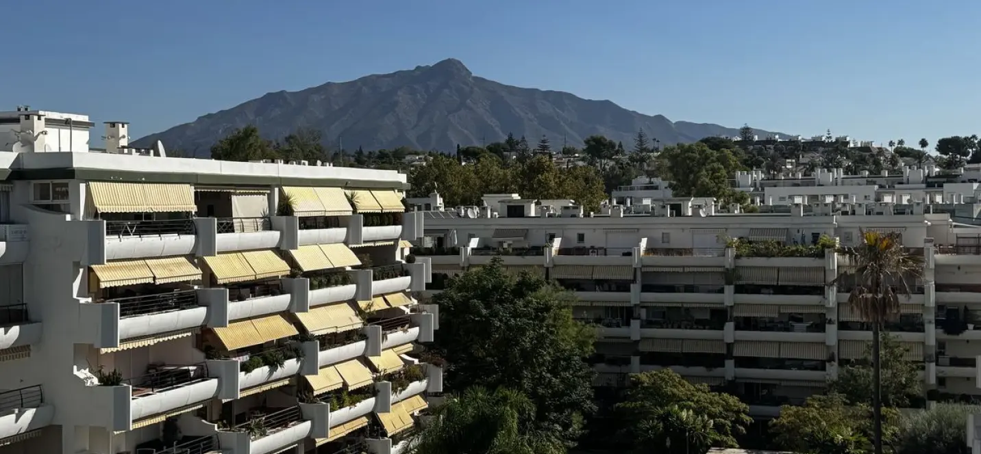 Sale of middle floor apartment in San Pedro de Alcántara 0
