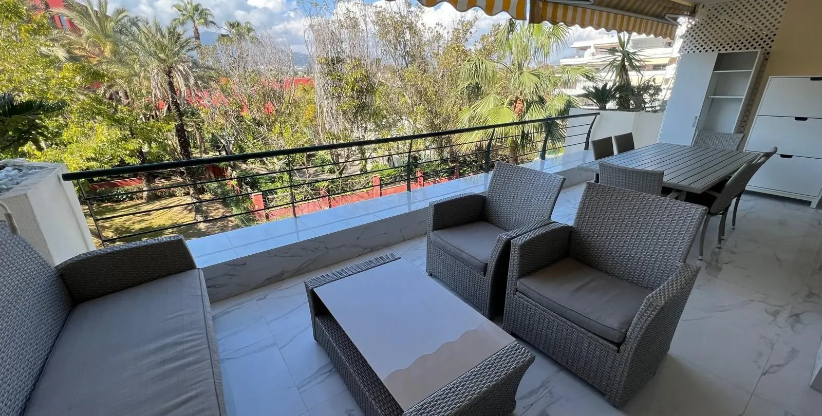 Venta de apartamento en planta media en San Pedro de Alcántara 2