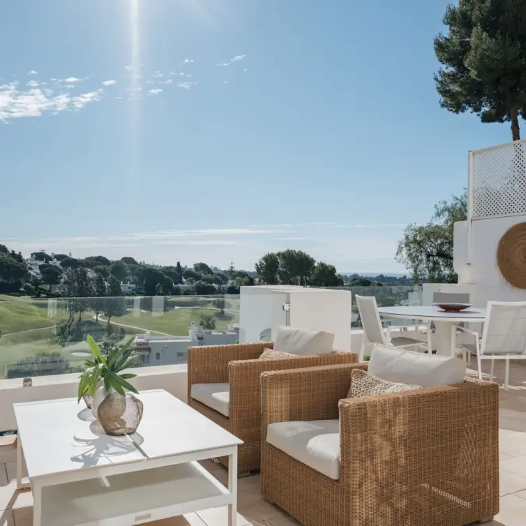 Sale of penthouse in Nueva Andalucía