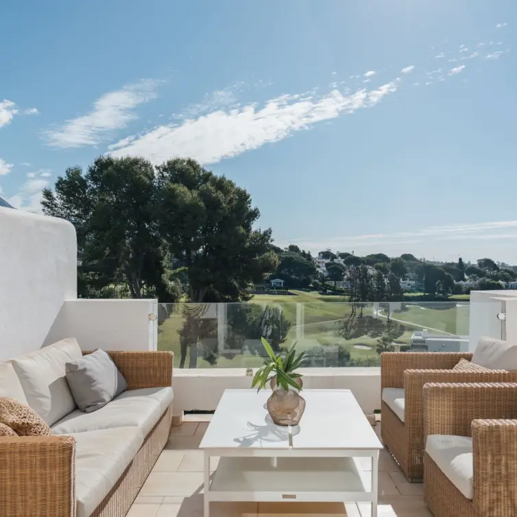 Sale of penthouse in Nueva Andalucía