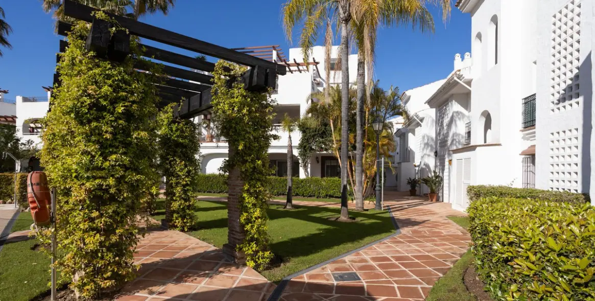 Sale of middle floor apartment in San Pedro de Alcántara 20